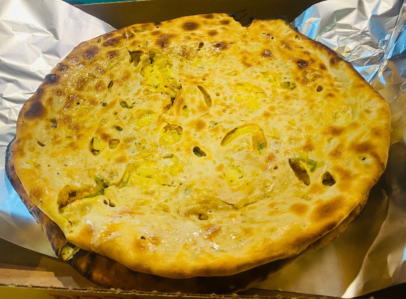 Naan relleno de huevo y verduras, un pan plano indio ideal para almuerzo.